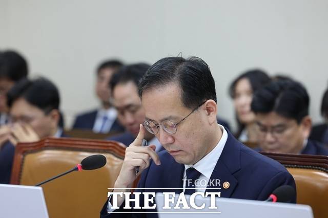 이형일 부총리 겸 재정경제부 장관이 6일 여의도 국회에서 열린 국회 재정경제기획위원회의 재정경제부에 대한 국정감사에 출석해 자료를 살펴보고 있다. /뉴시스