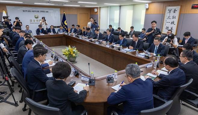 인공지능(AI)을 활용한 해킹 공격에 따른 금융회사 개인·법인 고객 정보 유출 사고가 잇따르자 금융위원회가 4일 정부서울청사에서 긴급 점검회의를 열었다. 이날까지 고객 정보가 유출된 것으로 확인된 금융회사는 신한은행, KB국민은행, 하나은행, BNK부산은행, 현대캐피탈, 예가람저축은행, 웰컴저축은행 등이다. 회의 참석자들이 이억원 금융위원장의 발언을 들으며 굳은 표정을 하고 있다. /김지호 기자