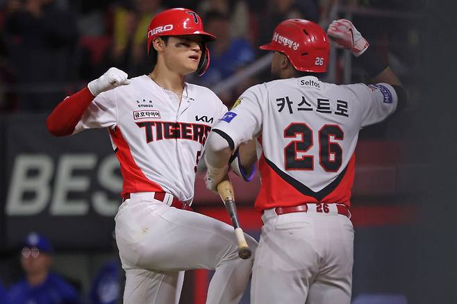 기아 타이거즈 김도영(왼쪽)이 6일 광주 챔피언스필드에서 열린 2026 삼성 라이온즈와 경기에서 3회말 3점포를 친 뒤 동료 카스트로와 세리머니를 하고 있다. 기아 타이거즈 제공