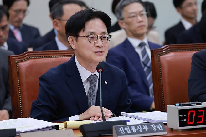 김정관 산업통상부 장관이 6일 국회 산업통상자원중소벤처기업위원회에서 열린 산업통상부 국정감사에서 산자중기위원 질문에 답하고 있다. 연합뉴스