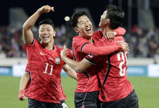 손흥민(가운데)이 6일 경기 용인미르스타디움에서 열린 우즈베키스탄과의 평가전에서 오세훈의 추가골에 기뻐하고 있다. 뉴시스