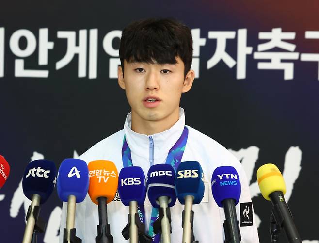 이번 대회에서는 축구대표팀 일부 선수가 금메달 획득 직후 병역 혜택을 강조하면서 논란이 불거졌다. 이기혁(강원)은 방송 인터뷰에서 "금메달을 못 땄으면 한국에 돌아가서 입대가 9일 남았었다"며 "선수들에게도 군대 면제가 되게 중요한 대회였는데, 제게는 특히 현실적으로 코앞에 있었다"고 말했다. 이어 "간절했고 절실했다. 마음이 무거웠는데 짐을 덜어내 뜻깊다"고 했다. /사진=뉴시스