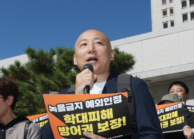 6일 서울 서초동 대법원 앞에서 열린 ‘제3자 녹음금지 예외적용을 통한 학대피해 장애인 권리보장 대책위원회’ 주최 제3자 녹음금지 예외 촉구 2차 기자회견에서 웹툰 작가 주호민 씨가 발언하고 있다. 연합뉴스