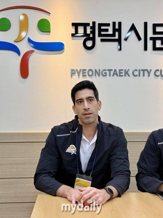 KB손해보험 지휘봉을 잡고 새로운 도전에 나선 이사나예 라미레스 감독. 5일 평택 남부문화예술회관에서 열린 출정식을 앞두고 취재진 질문에 답변을 하고 있다./마이데일리