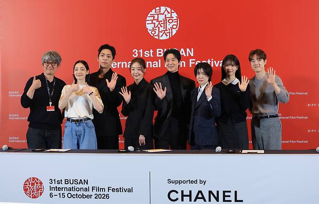 6일 부산 해운대구 영화의전당 중극장에서 열린 제31회 부산국제영화제 개막작 ‘낮과 밤은 서로에게’ 기자회견에서 김종관(왼쪽) 감독과 출연진이 포즈를 취하고 있다. 뉴스1