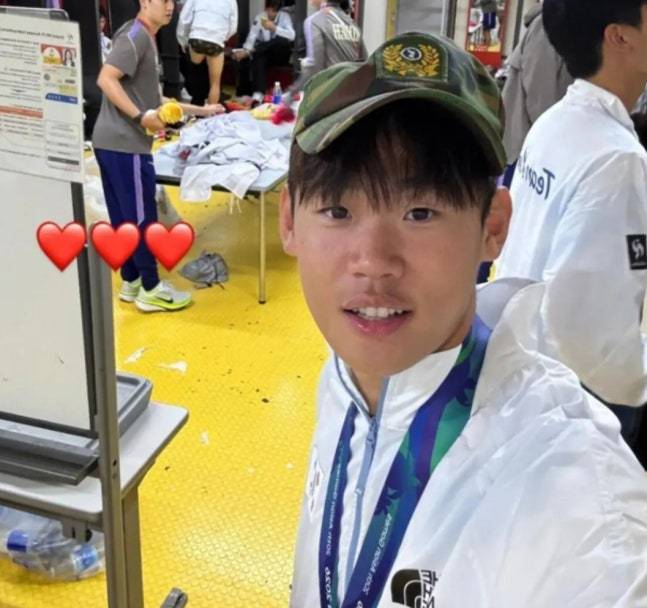 2026 아이치·나고야 하계아시안게임 남자축구 종목에서 우승을 차지한 일부 선수들의 발언으로 인해 체육계 병역 특례 논란이 커진 가운데 국방부가 예술·체육요원을 포함한 보충역 폐지를 추진할 계획을 갖고 있다고 밝혔다. 트로피와 메달이 아닌 군 면제(병역 혜택)만을 바라보고 대회에 임했다는 등의 망언이 눈덩이처럼 굴러 결국 보충역 제도 감축 및 폐지 추진이라는 결과로 이어진 셈이다. 사진 박승수 SNS