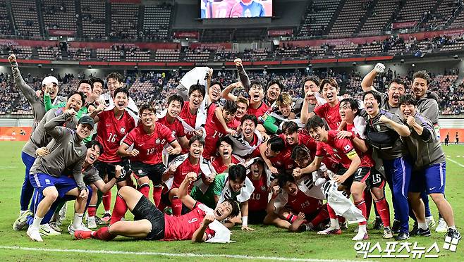 2026 아이치·나고야 하계아시안게임 남자축구 종목에서 우승을 차지한 일부 선수들의 발언으로 인해 체육계 병역 특례 논란이 커진 가운데 국방부가 예술·체육요원을 포함한 보충역 폐지를 추진할 계획을 갖고 있다고 밝혔다. 트로피와 메달이 아닌 군 면제(병역 혜택)만을 바라보고 대회에 임했다는 등의 망언이 눈덩이처럼 굴러 결국 보충역 제도 감축 및 폐지 추진이라는 결과로 이어진 셈이다. 사진 엑스포츠뉴스DB