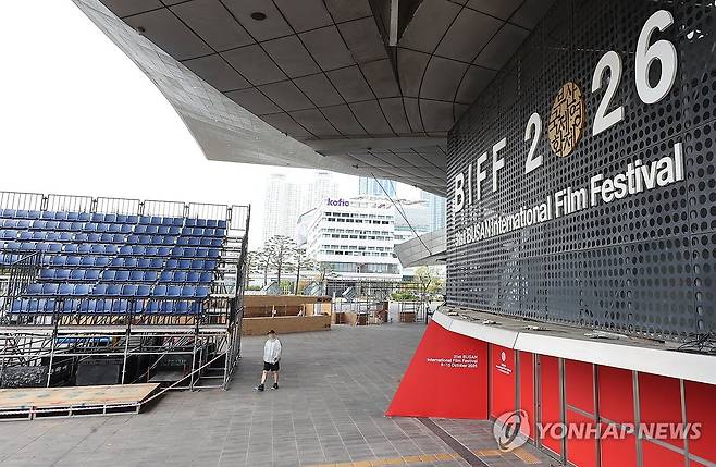 BIFF D-5, 개막 준비 한창 (부산=연합뉴스) 강선배 기자 = 제31회 부산국제영화제 개막을 닷새 앞둔 지난 1일 부산 해운대구 영화의전당 야외극장 주변에서 영화제 개최를 앞두고 각종 시설물 설치 작업이 한창이다. 올해 영화제는 6일부터 15일까지 59개국 247편의 공식 초청작을 선보인다. 2026.10.1 sbkang@yna.co.kr