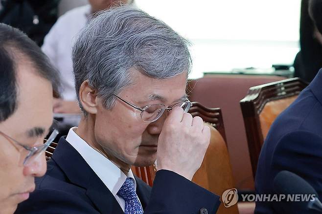 안경 고쳐 쓰는 조희대 대법원장 (서울=연합뉴스) 신현우 기자 = 조희대 대법원장이 6일 국회 법제사법위원회에서 열린 대법원 등에 대한 국정감사에서 안경을 고쳐쓰고 있다. 2026.10.6 nowwego@yna.co.kr