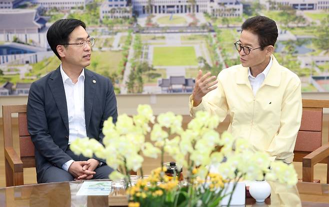 이철우 지사(오른쪽)가 지난 9월 경북도청을 방문한 김민재 행정안전부 차관과 미래대응기금과 지방재정 등 주요 현안을 논의하고 있다. /경북도 제공