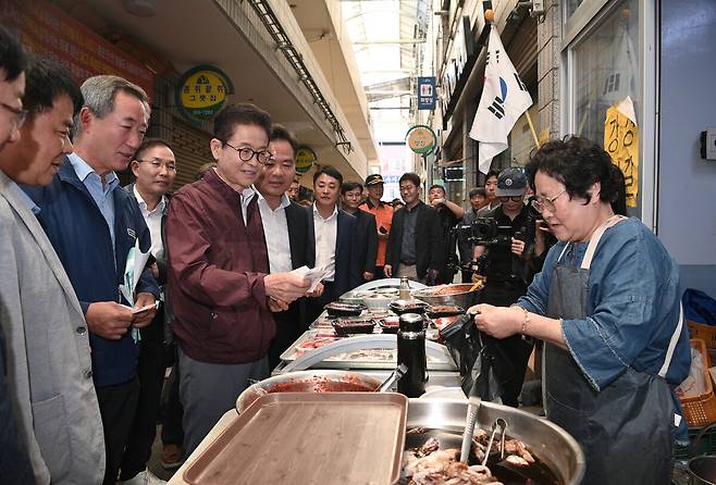 이철우 지사가 지난 추석 명절을 맞아 전통시장 장보기 행사를 통해 민생 현장을 살펴보고 있다. /경북도 제공
