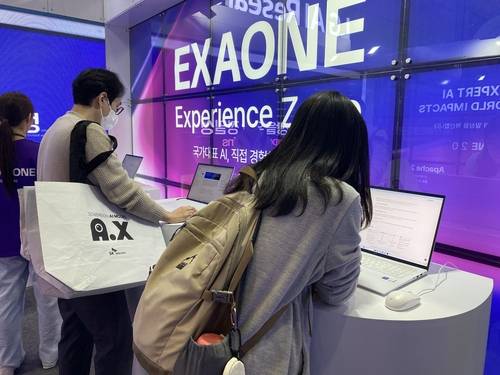 ▲7일 서울 강남구 코엑스에서 열린 'AI 페스타 2026' LG AI연구원 부스에서 관람객들이 엑사원(EXAONE)을 체험하고 있다. 사진=이수진 인턴기자