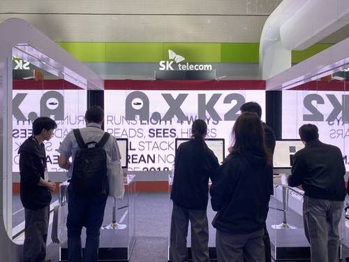 ▲7일 서울 강남구 코엑스에서 열린 'AI 페스타 2026'에서 관람객들이 SK텔레콤의 독자 AI 파운데이션 모델 '에이닷엑스 케이투(A.X K2)'를 체험하고 있다. 사진=이수진 인턴기자