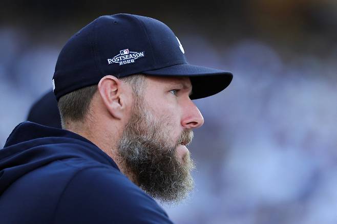 LOS ANGELES, CALIFORNIA - OCTOBER 04: Chris Sale #51 of the Atlanta Braves looks on from the dugout during the first inning against the Los Angeles Dodgers in game two of the National League Division Series at Dodger Stadium on October 04, 2026 in Los Angeles, California. Ryan Sirius Sun/Getty Images/AFP (Photo by Ryan Sirius Sun / GETTY IMAGES NORTH AMERICA / Getty Images via AFP)
<저작권자(c) 연합뉴스, 무단 전재-재배포, AI 학습 및 활용 금지>