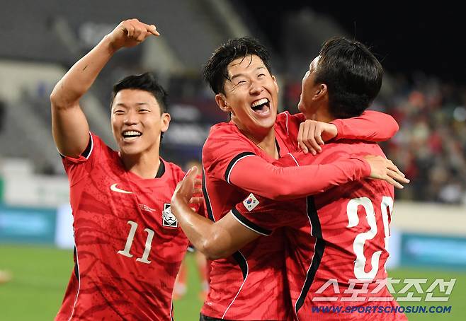 6일 오후 용인미르스타디움에서 열린 대한민국 축구대표팀과 우즈베키스탄의 친선경기. 추가골을 넣은 오세훈이 손흥민, 희찬과 함께 환호하고 있다. 용인=정재근 기자 cjg@sportschosun.com/2026.10.6/