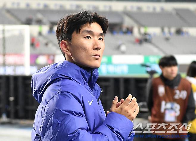 6일 오후 용인미르스타디움에서 열린 대한민국 축구대표팀과 우즈베키스탄의 친선경기. 한국이 2대0으로 승리했다. 황인범이 팬들에게 인사하고 있다. 용인=정재근 기자 cjg@sportschosun.com/2026.10.6/