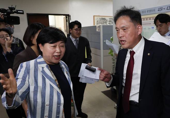 서영교 법사위 위원장과 김태규 국민의힘 의원이 6일 서울 여의도 국회에서 열린 법제사법위원회 국정감사(대법원 등)가 정회된 후 언쟁을 하고 있다. 뉴시스