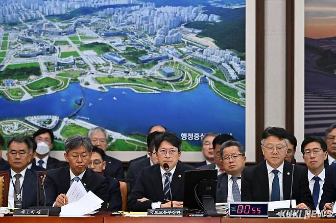 홍지선 국토교통부 장관이 7일 서울 여의도 국회에서 열린 국토교통위원회 국정감사에서 질의를 경청하고 있다. 남동균 기자