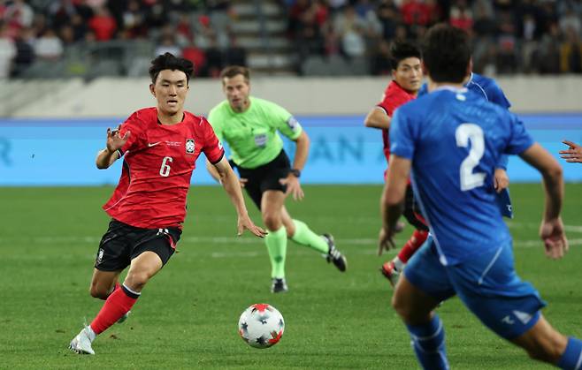 지난 6일 경기 용인시 처인구 용인미르스타디움에서 열린 축구 국가대표 평가전 대한민국과 우즈베키스탄의 경기, 황인범이 돌파하고 있다. /사진=뉴스1