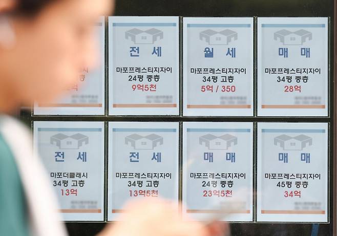 한국부동산원에 따르면 8월 서울 아파트 평균 전셋값은 6억3662만8000원으로 2024년 8월 5억5394만6000원과 비교해 8268만2000원(14.9%) 상승했다. 사진은 지난 7일 서울 마포구의 한 공인중개사사무소에 아파트 매물 정보가 붙어 있는 모습./사진=뉴스1
