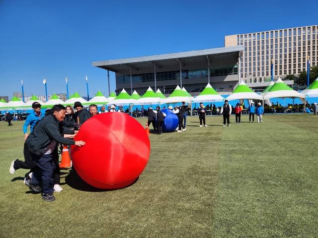 7일 오후 경기 하남종합운동장에서 열린 ‘제31회 경기도 장애인축제 한마당’에서 회원들이 공굴리기 시합을 하며 즐거워하고 있다. 박성훈 기자