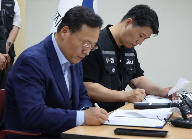 여명구 삼성전자 DS(디바이스솔루션·반도체 사업 담당) 피플팀장(왼쪽)과 최승호 삼성그룹 초기업노동조합 삼성전자지부 위원장. 뉴시스