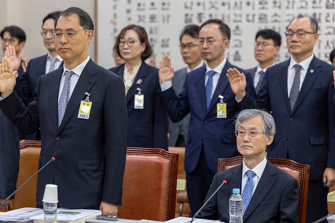 조희대 대법원장(오른쪽 아래)이 6일 국회 법제사법위원회에서 열린 대법원 등에 대한 국정감사에 출석해 인사말을 마친 뒤 소관 기관장들의 증인 선서가 진행되는 동안 자리에 앉아 선서를 거부하고 있다. 연합뉴스