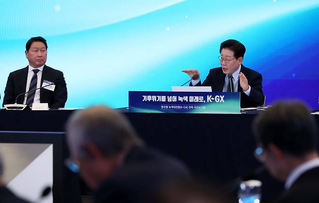 이재명 대통령이 7일 서울 시내 한 회의장에서 열린 한국형 녹색대전환(K-GX) 전략 국민보고회에서 참석자들과 토론하고 있다. 연합뉴스