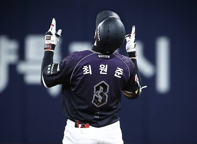 2루 안착 후 세리머니를 하는 최원준. /사진=KT 위즈