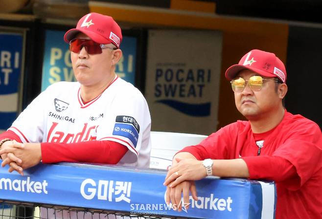이숭용 SSG 랜더스 감독(왼쪽)이 8월 13일 경헌호 코치와 함께 롯데 자이언츠와 홈경기에 선발 등판한 타케다 쇼타의 투구를 지켜보고 있다. /사진=강영조 선임기자