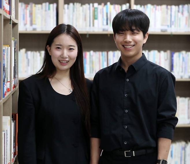 소서현 지휘자(왼쪽)와 이준기 작곡가(오른쪽)가 최근 이데일리와 인터뷰에서 사진 촬영을 위해 포즈를 취하고 있다. (사진=김태형 기자)