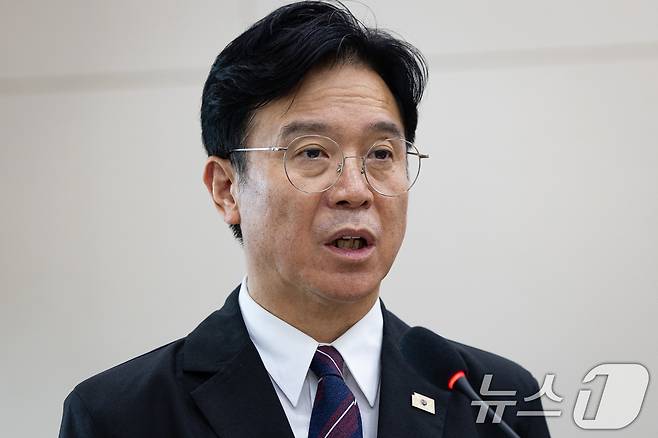 김영훈 고용노동부 장관이 19일 서울 여의도 국회에서 열린 제438회 국회(임시회) 기후에너지환경노동위원회 제3차 전체회의에 출석해 2025회계연도 결산 및 예비비지출 관련 제안설명을 하고 있다. 2026.8.19 ⓒ 뉴스1 유승관 기자