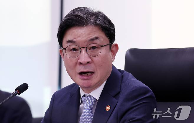 이억원 금융위원장이 4일 오후 서울 종로구 정부서울청사에서 열린 금융권 침해사고 관련 긴급 점검회의에서 모두 발언을 하고 있다. 2026.10.4 ⓒ 뉴스1 박지혜 기자
