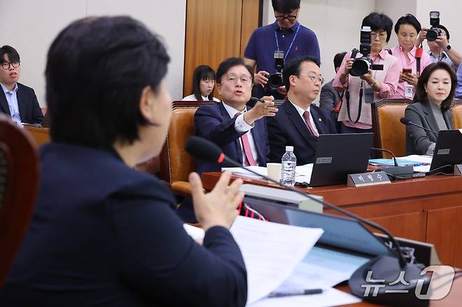 서영교 국민의힘 의원과 박형수 국민의힘 간사가 8일 서울 여의도 국회에서 열린 법제사법위원회의 법무부 등에 대한 국정감사에서 언쟁을 벌이고 있다. 2026.10.8 ⓒ 뉴스1 신웅수 기자