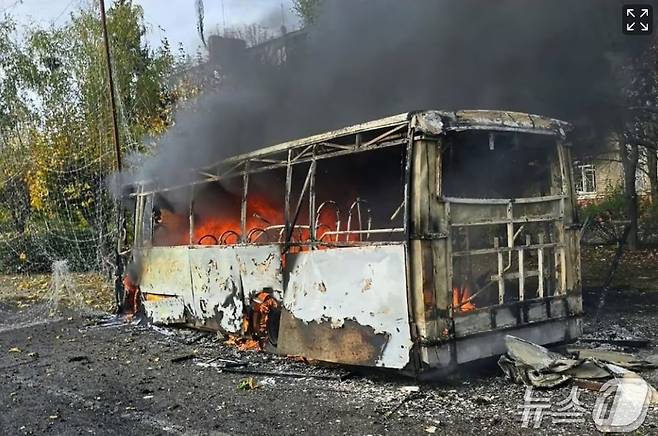 러시아 공습을 당한 우크라이나 크라마토르스크의 버스. 2026.10.08 ⓒ AFP=뉴스1