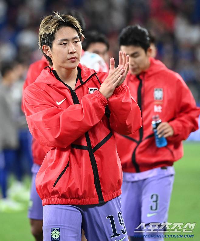 2일 울산 문수월드컵경기장에서 열린 대한민국과 베네수엘라의 평가전. 양팀이 0대0 무승부로 경기를 마쳤다. 이강인이 팬들에게 인사릃 하고 있다. 울산=허상욱 기자wook@sportschosun.com/2026.10.02/
