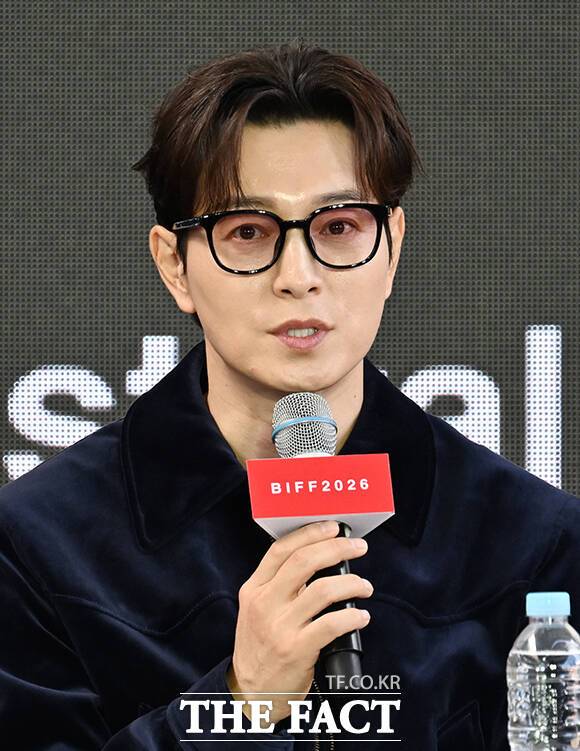 배우 정성일이 8일 오후 부산 해운대구 영화의전당 루프씨어터에서 열린 '사피엔스' 오픈토크 행사에 참석해 작품소개를 하고 있다. /부산=박헌우 기자