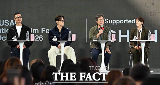 이후빈 감독과 배우 정성일, 유재명, 류현경(왼쪽부터)이 8일 오후 부산 해운대구 영화의전당 루프씨어터에서 열린 '사피엔스' 오픈토크 행사에 참석하고 있다. /부산=박헌우 기자