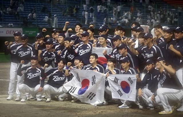 9월 27일 일본 아이치현 도요하시 시민구장에서 열린 2026 아이치·나고야 아시안게임 야구 결승에서 금메달을 차지한 대한민국 대표선수들이 기념촬영을 하고 있다. 사진=연합뉴스