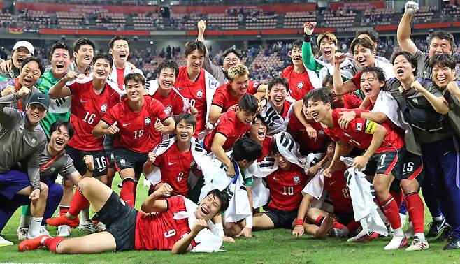 지난 3일 일본 아이치현 도요타 스타디움에서 열린 2026 아이치·나고야 아시안게임 남자 축구에서 금메달을 획득한 한국 선수들이 기뻐하고 있다. 연합뉴스