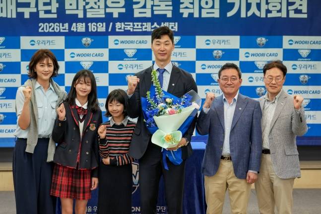 박철우 우리카드 감독(가운데)이 지난 4월 서울 프레스센터에서 열린 감독 취임식에서 가족, 우리카드 임원들과 기념사진을 찍었다. /사진=우리카드 배구단 제공