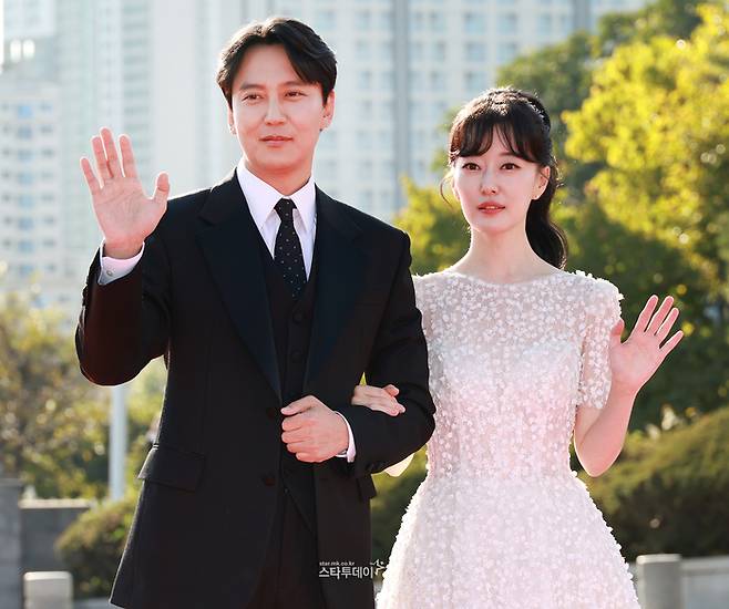 배우 김남길(왼쪽)과 이재은 아나운서. <강영국 기자>
