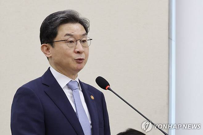업무보고 하는 이억원 금융위원장 (서울=연합뉴스) 이동해 기자 = 이억원 금융위원장이 8일 국회 정무위원회에서 열린 금융위원회 등에 대한 국정감사에서 업무보고를 하고 있다. 2026.10.8 eastsea@yna.co.kr