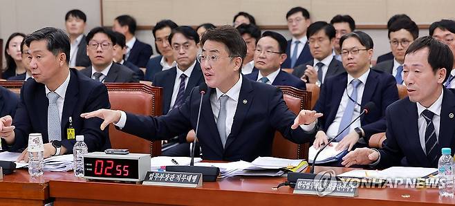 마이크 작동하지 않는다고 알리는 이진수 법무장관 직무대행 (서울=연합뉴스) 신현우 기자 = 이진수 법무부 장관 직무대행이 8일 국회 법제사법위원회에서 열린 법무부, 대한법률구조공단 등에 대한 국정감사에서 법사위원 질의에 답하던 중 마이크가 작동하지 않는다고 알리고 있다. 2026.10.8 nowwego@yna.co.kr