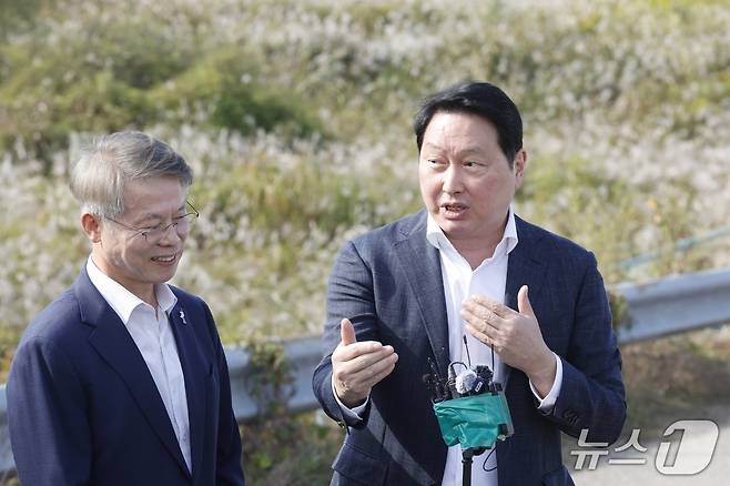 최태원 SK 그룹 회장과 민형배 전남광주통합특별시장이 9일 광주 군공항 탄약고 이전 예정지를 찾아 호남권 반도체 산단 조성 예정 부지를 살펴본 후 취재진의 질문을 받고 있다. 2026.10.9 ⓒ 뉴스1 김태성 기자
