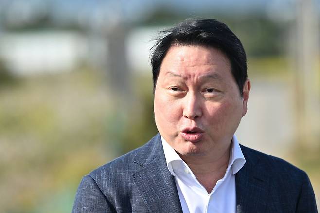 최태원 SK그룹 회장이 9일 오후 전남광주 서구 벽진동 주변 광주군공항 ‘호남 반도체 클러스터’ 조성 예정지에서 부지를 살펴본 뒤 입장을 밝히고 있다. 뉴시스