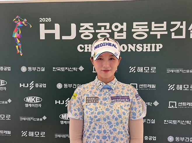 박현경이 8일 KLPGA 투어 HJ중공업·동부건설 챔피언십 1라운드를 마치고 환하게 웃고 있다. 고봉준 기자