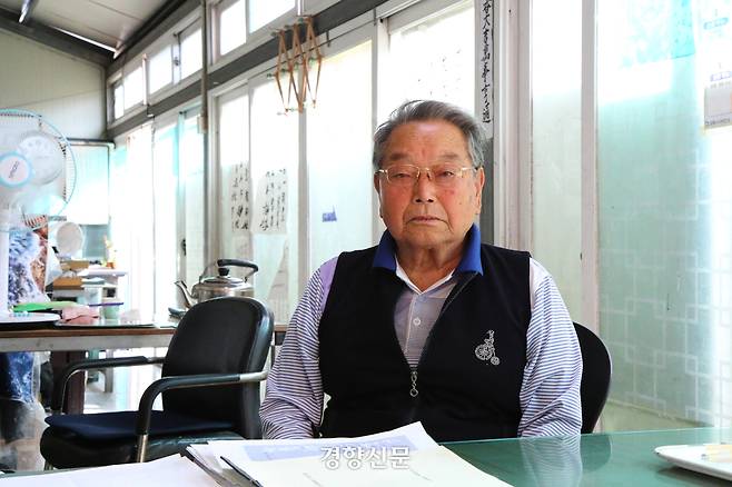 한국전쟁 당시 학살 위기에 처한 국민보도연맹원들을 구해 준 최대성 면장의 조카 최윤규씨(89)가 지난 6월5일 경남 김해시 한림면 자택에서 경향신문과 인터뷰하고 있다. 조해람 기자