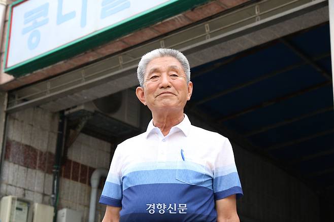 한국전쟁 당시 국민보도연맹원들을 학살에서 구해 준 안만근 충북 청원군(현 충주시 서원구) 남이지서장의 아들인 안희찬씨(81)가 지난 8월27일 대전광역시 대덕구 자신의 사업체 앞에 서 있다. 조해람 기자