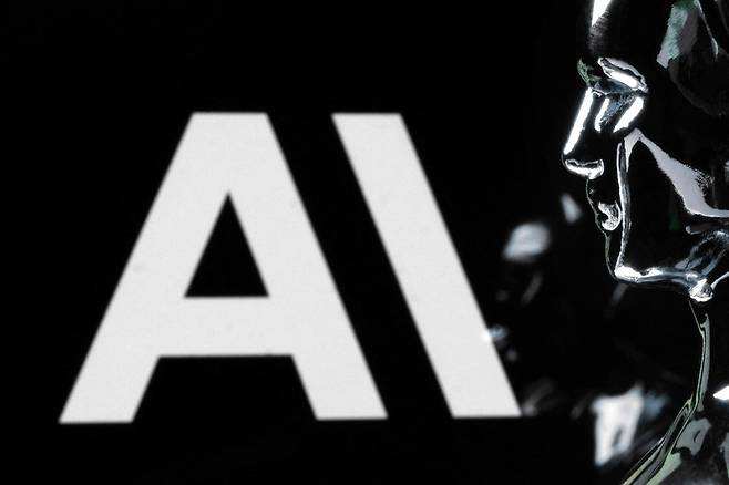 미국 인공지능(AI) 기업 앤트로픽의 로고 앞에 인간 모형이 있는 모습. AFP연합뉴스